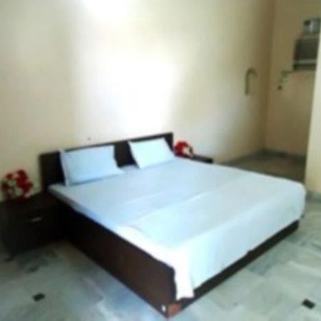 Kedar Dham Hotel Mathura Bagian luar foto